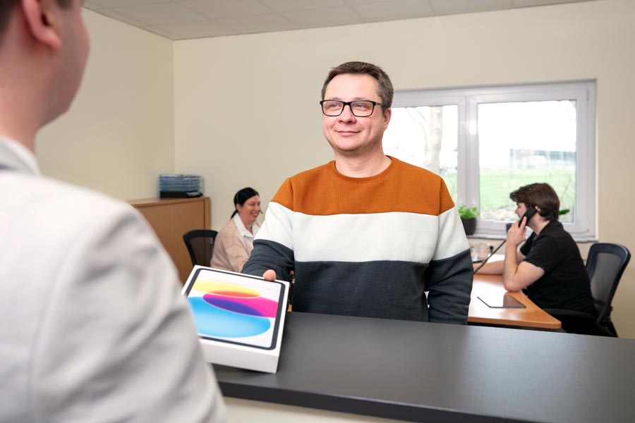 Übergabe Hardware bei gisatec IT-Service in Isenbüttel